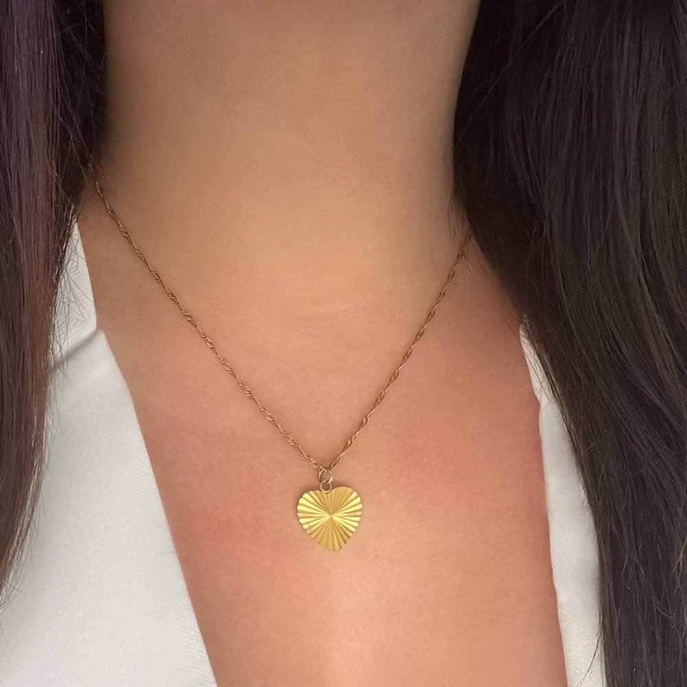 Brand New 18k Gold Plated Stainless Steel Necklace with Vintage Heart Pendant